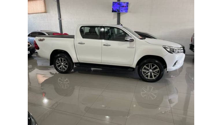 TOYOTA - HILUX - 2017/2017 - Branca - R$ 187.000,00