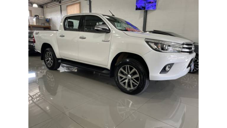 TOYOTA - HILUX - 2017/2017 - Branca - R$ 185.000,00