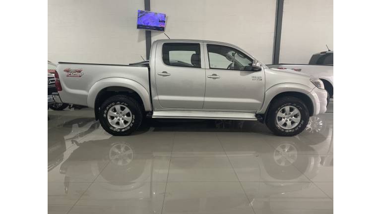 TOYOTA - HILUX - 2013/2013 - Prata - R$ 135.000,00
