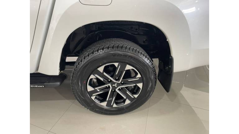 MITSUBISHI - L200 TRITON - 2023/2023 - Branca - R$ 207.900,00
