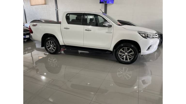 TOYOTA - HILUX - 2017/2017 - Branca - R$ 185.000,00