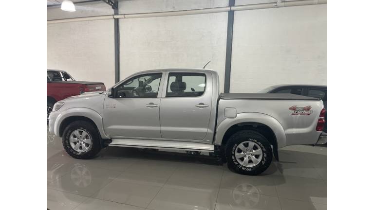 TOYOTA - HILUX - 2013/2013 - Prata - R$ 135.000,00