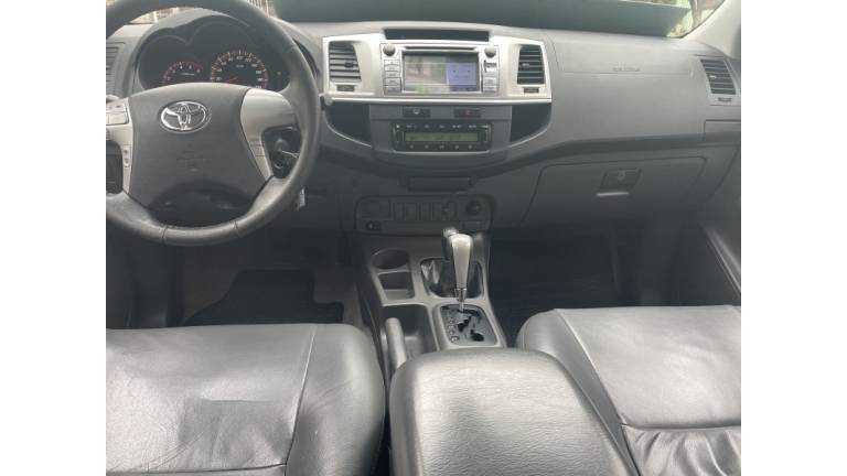 TOYOTA - HILUX - 2013/2013 - Prata - R$ 135.000,00