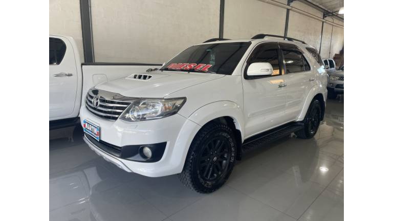 TOYOTA - HILUX SW4 - 2014/2014 - Branca - R$ 144.900,00