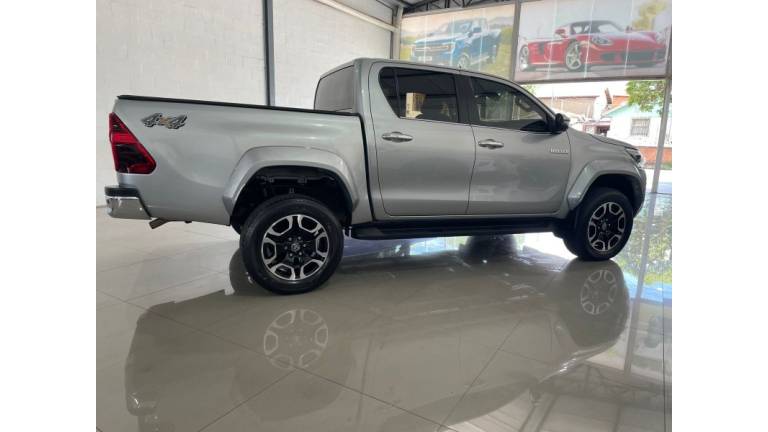 TOYOTA - HILUX - 2024/2024 - Prata - R$ 288.900,00