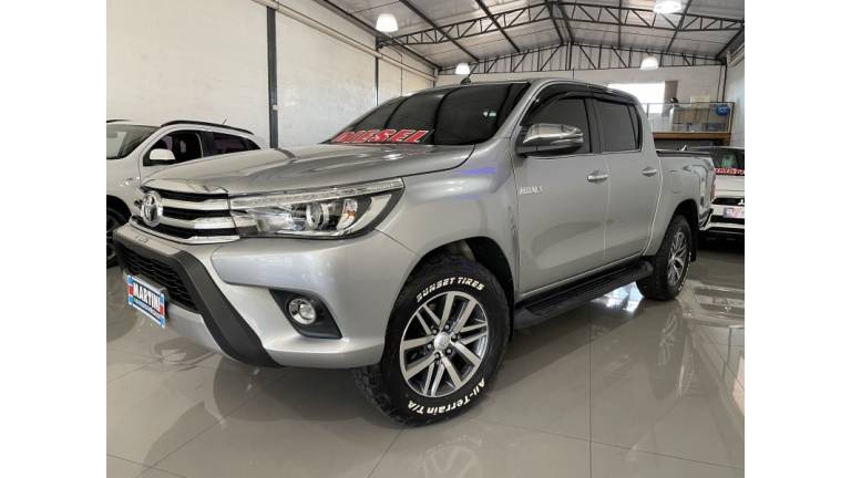 TOYOTA - HILUX - 2018/2018 - Prata - R$ 195.000,00