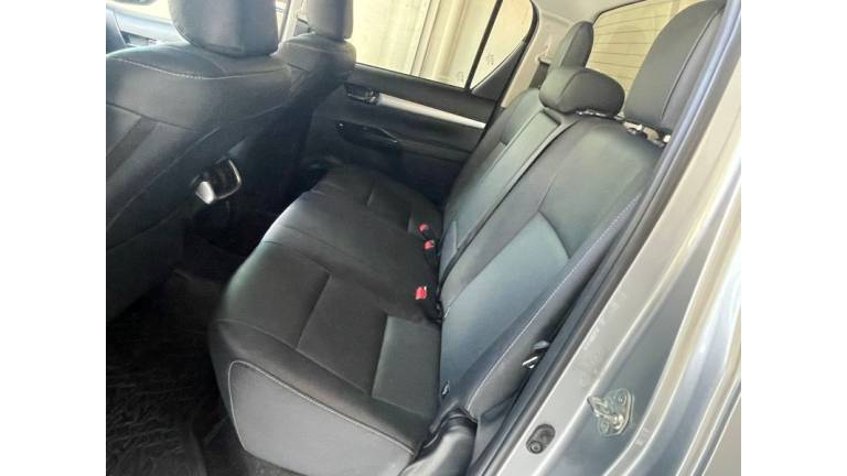 TOYOTA - HILUX - 2024/2024 - Prata - R$ 288.900,00
