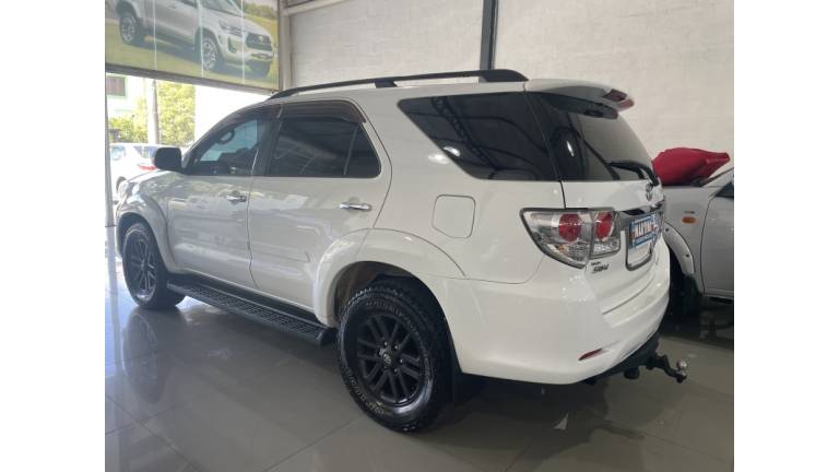 TOYOTA - HILUX SW4 - 2014/2014 - Branca - R$ 144.900,00