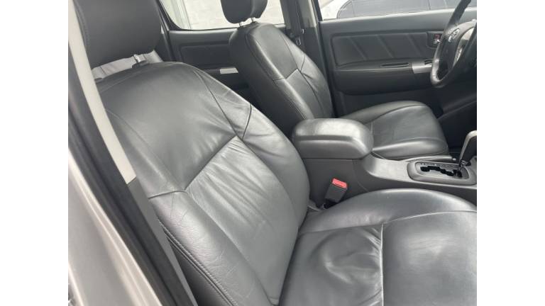 TOYOTA - HILUX - 2013/2013 - Prata - R$ 135.000,00