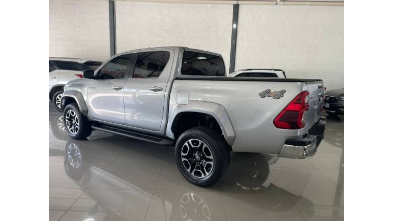 TOYOTA - HILUX - 2024/2024 - Prata - R$ 288.900,00