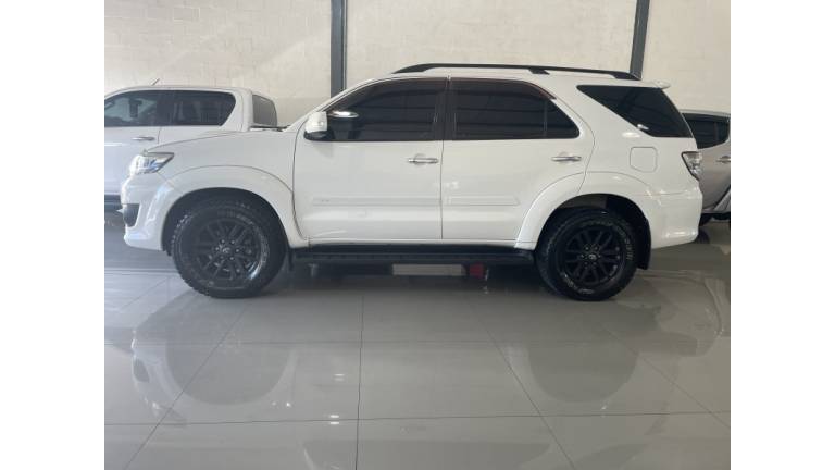 TOYOTA - HILUX SW4 - 2014/2014 - Branca - R$ 144.900,00