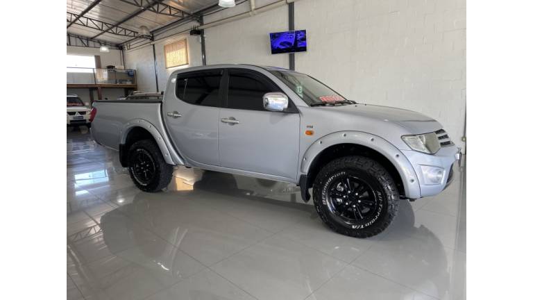 MITSUBISHI - L200 TRITON - 2013/2013 - Prata - R$ 103.900,00