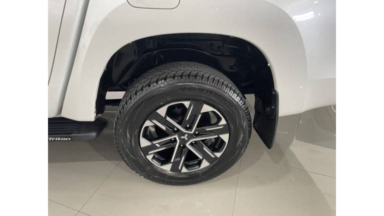 MITSUBISHI - L200 TRITON - 2023/2023 - Branca - R$ 217.000,00