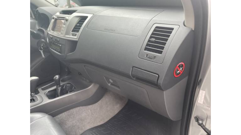 TOYOTA - HILUX - 2013/2013 - Prata - R$ 135.000,00