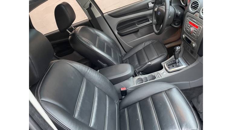 FORD - FOCUS - 2012/2012 - Preta - R$ 48.900,00