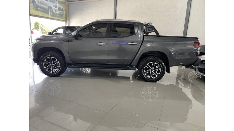 MITSUBISHI - L200 TRITON - 2023/2024 - Cinza - R$ 237.000,00