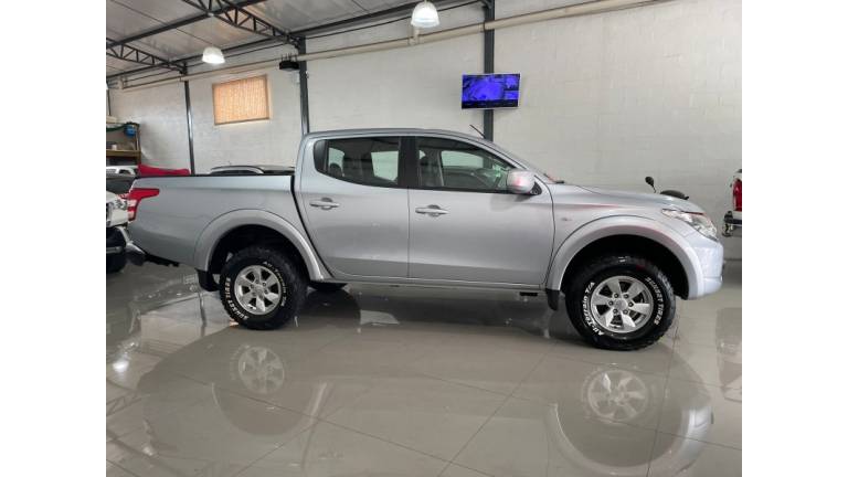 MITSUBISHI - L200 TRITON - 2020/2020 - Prata - R$ 137.900,00