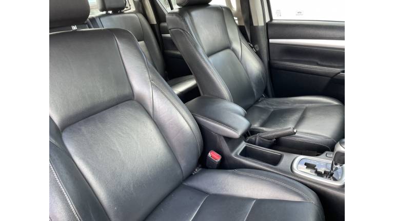 TOYOTA - HILUX - 2017/2017 - Branca - R$ 185.000,00
