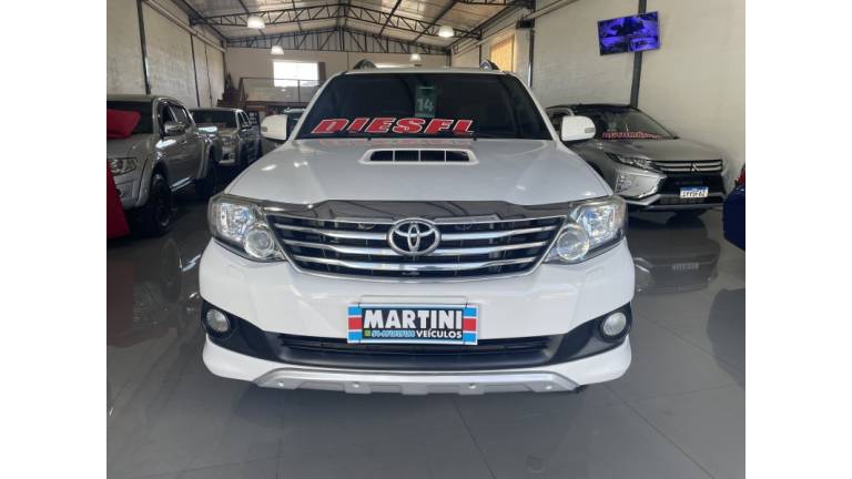 TOYOTA - HILUX SW4 - 2014/2014 - Branca - R$ 144.900,00