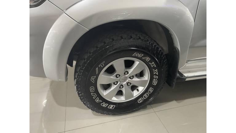 TOYOTA - HILUX - 2013/2013 - Prata - R$ 135.000,00